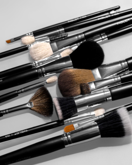 INGLOT X INA Make-up Pinselset in einer Tube